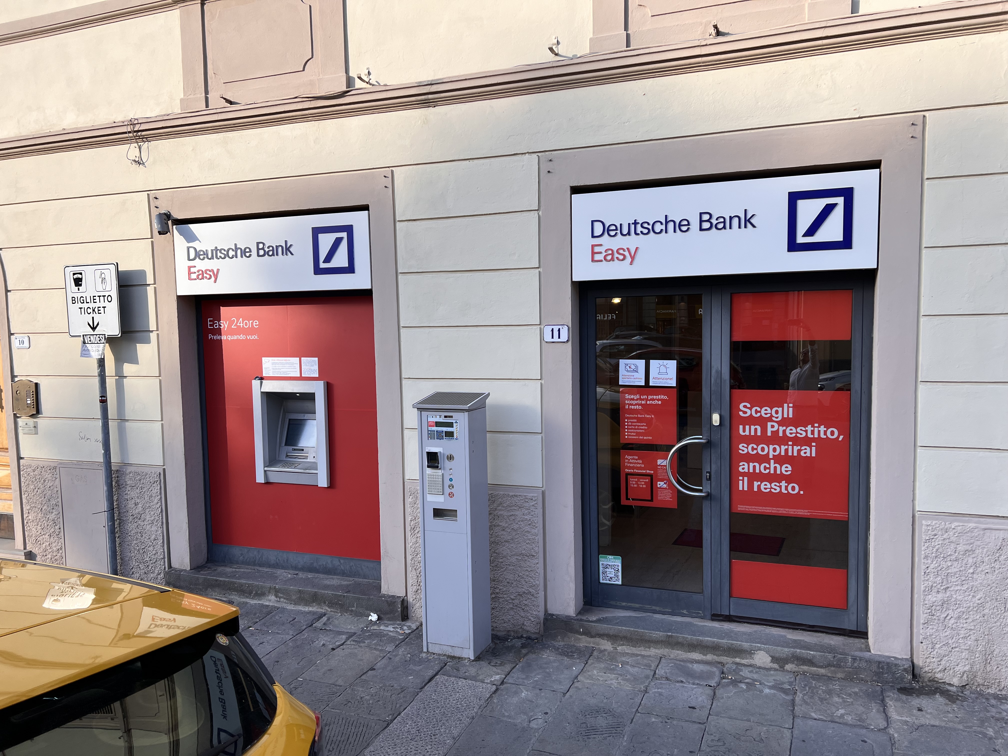 Agenzia HelloFin di Pistoia, sede Deutsche Bank Easy in Piazza Leonardo da Vinci 11.