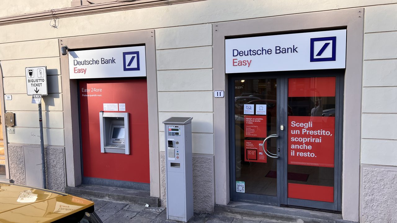 Agenzia HelloFin di Pistoia, sede Deutsche Bank Easy in Piazza Leonardo da Vinci 11.